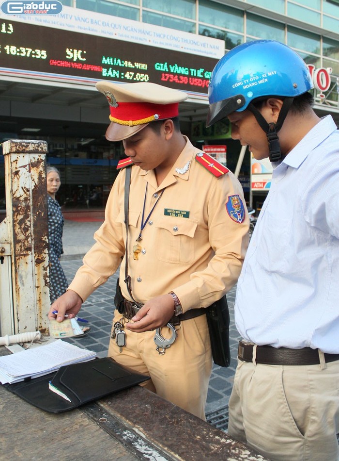 Lực lượng cảnh sát giao thông Hà Nội chỉ nhắc nhở những chủ phương tiện chưa nắm rõ về việc xử phạt xe không chính chủ